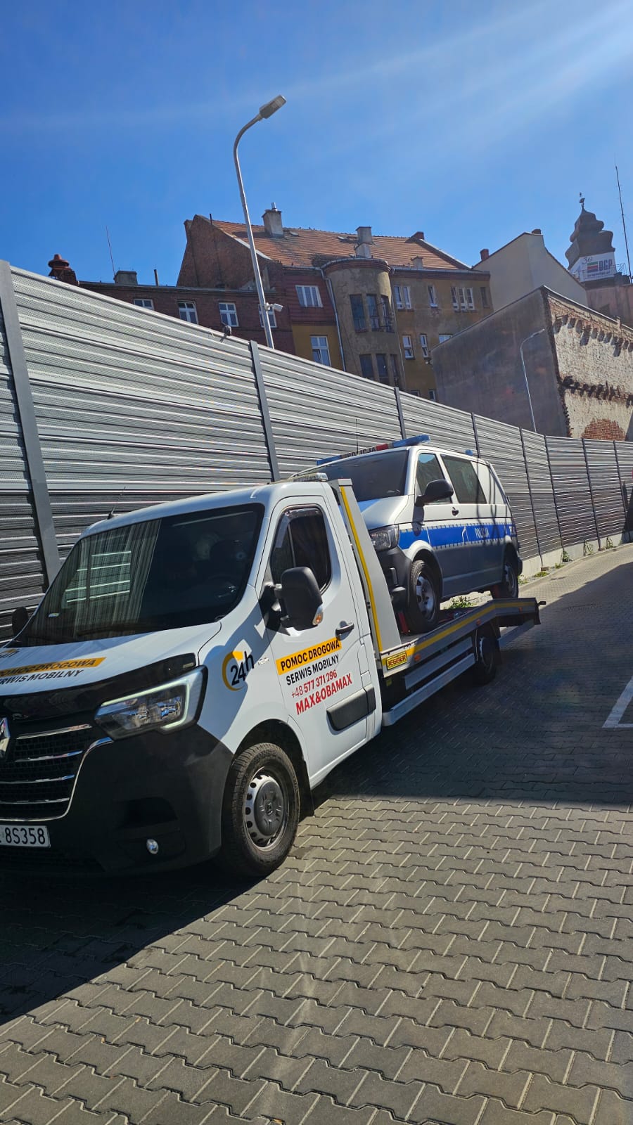 Bus policyjny na lawecie Poznań