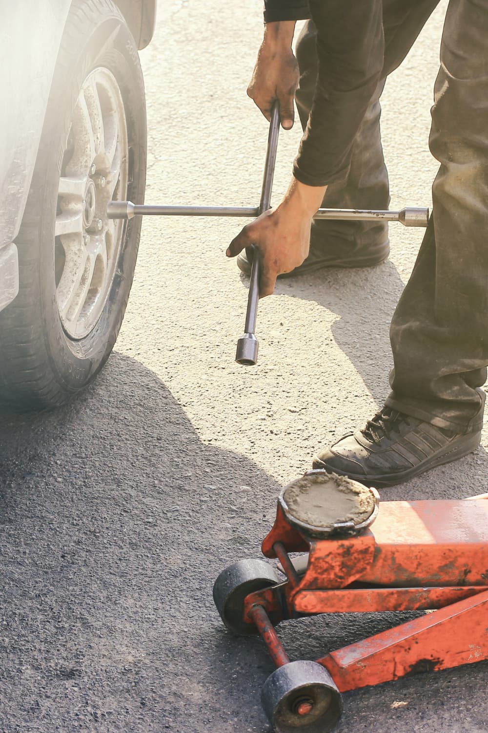 Wymiana koła na drodze Poznań